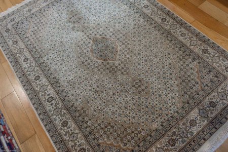 Hand-Knotted Mahi Indian Rug From India