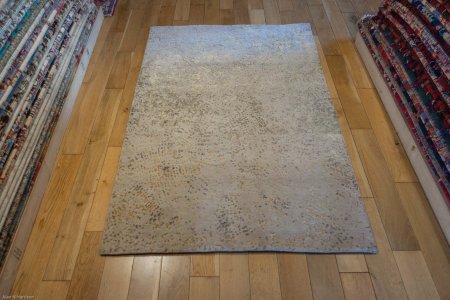 Hand-Knotted Indian Summer Rug From India