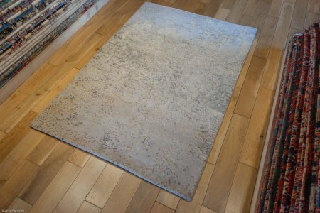 Hand-Knotted Indian Summer Rug From India