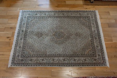Hand-Knotted Mahi Indian Rug From India