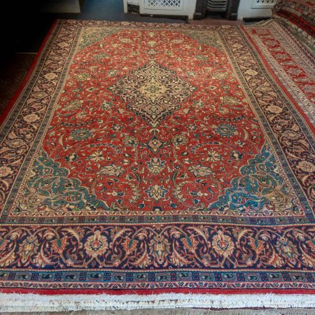 Hand-Knotted Sarouq Rug From Iran (Persian)