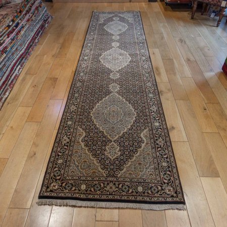 Hand-Knotted Mahi Indian Runner From India